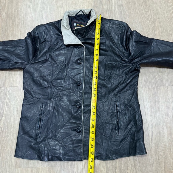 Alji piel Women's Black Leather Button-Front Jacket with Cream Contrast Collar - Picture 3 of 11